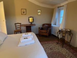 1 dormitorio con 1 cama con toallas en Domaine d'Angouire, en Moustiers-Sainte-Marie