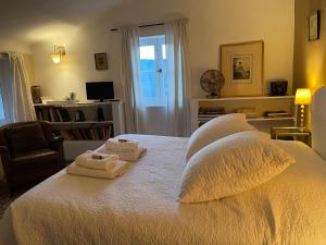 sypialnia z łóżkiem z dwoma ręcznikami w obiekcie Domaine d'Angouire w mieście Moustiers-Sainte-Marie