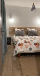 Ένα ή περισσότερα κρεβάτια σε δωμάτιο στο MEET - AIRBUS - TRAMWAY