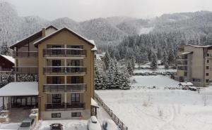 ポイアナ・ブラショフにあるPostavaru Studioの雪の降るアパートメントビル +4枚の写真