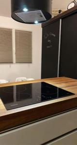a kitchen with a black microwave and a counter at MEET - AIRBUS - TRAMWAY in Aussonne
