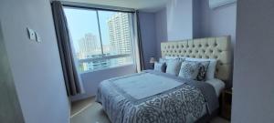 une chambre avec un lit et une grande fenêtre dans l'établissement The Clover Suite, à Carthagène des Indes 29 autres photos