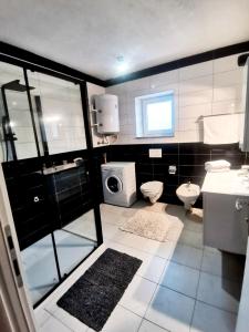 un baño con inodoro y lavabo en Apartment Mario, en Livno