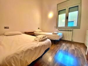 una camera con due letti e una finestra di KHI Encamp, para 6 pax a Encamp