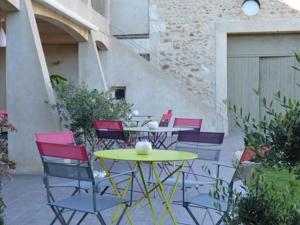 - un ensemble de chaises et d'une table sur la terrasse dans l'établissement Coeur de Vignes, à Saint-Péray