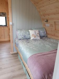 een slaapkamer met een bed in een houten hut bij Lilly's Lodges Orkney Robin Lodge in Orkney