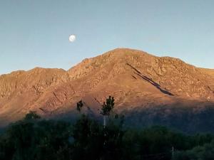 Una imagen general de la montaña o una montaña tomada desde la casa de vacaciones