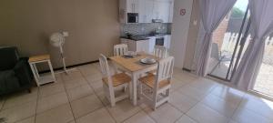 una cucina con un tavolo e sedie in una stanza di Spacious Cottage a Mount Road Altre 3 foto
