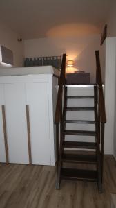 um quarto com uma escada e um beliche em Cozy apartment near the city centre em Heraclião