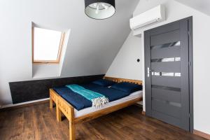 Ένα ή περισσότερα κρεβάτια σε δωμάτιο στο Domek na Wzgórzu
