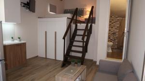 uma sala de estar com uma escada em espiral numa casa em Cozy apartment near the city centre em Heraclião