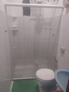 ein Bad mit einer Dusche, einem WC und einem Waschbecken in der Unterkunft Casa para temporada em Rio das Ostras in Rio das Ostras