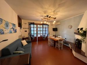 uma sala de estar com um sofá e uma mesa em Rocca di Corno Guest House em Finale Ligure