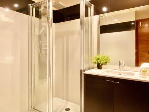 een badkamer met een douche en een wastafel bij Orzan Beach Surf Apartment in A Coruña
