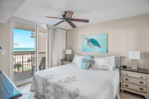 德斯坦的住宿－Pelican Beach Resort Condos，一间卧室配有一张床,享有海景