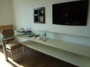 TV a/nebo společenská místnost v ubytování Ramee Grand Hotel and Spa, Pune