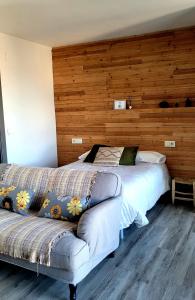 1 dormitorio con 2 camas y sofá en Morada 2, en Casas del Cerro