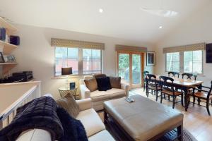 uma sala de estar com um sofá e uma mesa em Chic Condo Unit 1 em Aspen