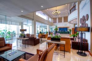 a lobby with couches and tables and chairs at Kantary Bay Hotel And Serviced Apartment Rayong in Rayong