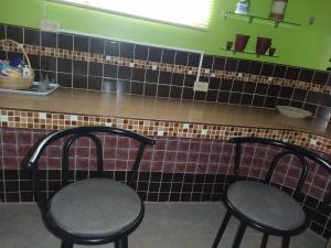 Кухня або міні-кухня у Gables Vacation Rentals with Private Gated Parking Onsite