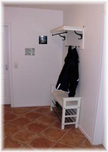 een kamer met een tafel, een bureau en een stoel bij Haus Wattenblick EG in Morsum