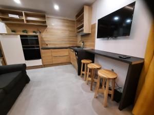 Kuchyň nebo kuchyňský kout v ubytování Apartamenty Lubin -Amaretto-
