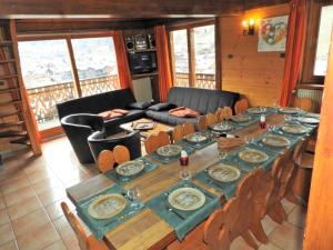 jadalnia ze stołem i kanapą w obiekcie Chalet 2 Le Méridien Les Gets w mieście Les Gets