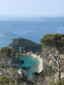 uitzicht op een strand aan de kust bij Hotel B&B Giardino delle Rose Bike&Breakfast in Finale Ligure