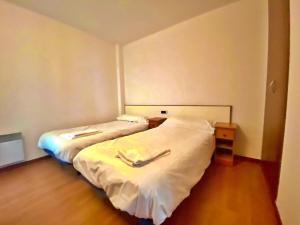 a hotel room with two beds with white sheets at Tucamp 2,8 Al lado del Telecabina in Encamp