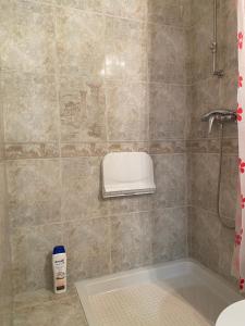 een badkamer met een douche, een wastafel en een bad bij Nice Studio Livry in Livry-Gargan