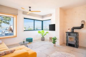 TV a/nebo společenská místnost v ubytování Olive Park House Brač