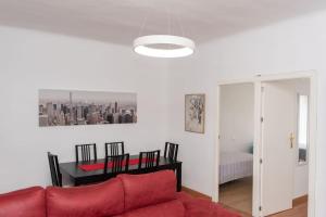 salon z czerwoną kanapą i stołem w obiekcie Apartamento Alexa, a 800mts Catedral WiFi Smart TV w Murcji