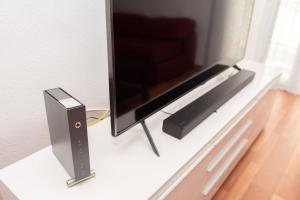 Telewizja i/lub zestaw kina domowego w obiekcie Apartamento Alexa, a 800mts Catedral WiFi Smart TV