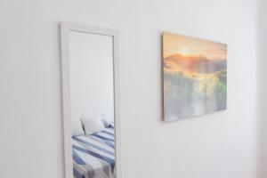 Łóżko lub łóżka w pokoju w obiekcie Apartamento Alexa, a 800mts Catedral WiFi Smart TV