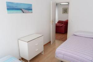 sypialnia z łóżkiem, komodą i czerwoną kanapą w obiekcie Apartamento Alexa, a 800mts Catedral WiFi Smart TV w Murcji