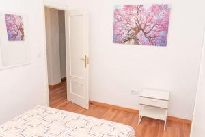 Łóżko lub łóżka w pokoju w obiekcie Apartamento Alexa, a 800mts Catedral WiFi Smart TV