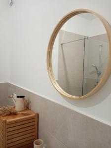 bagno con specchio e cassettiera in legno di Scialè Salento Casa Vacanza a Lido Conchiglia