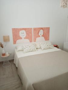 una camera bianca con un letto con due persone sopra di Scialè Salento Casa Vacanza a Lido Conchiglia