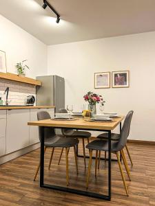 a dining room table and chairs in a kitchen at Przytulny Apartament Mickiewicza 14/3 in Wieleń