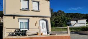 dom z balkonem ze stołem w obiekcie Casa Amadora w mieście Carnota