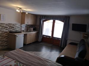 Kuchyňa alebo kuchynka v ubytovaní Domek Widokówka + 11 fotografií
