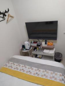 Televisyen dan/atau pusat hiburan di Lubi Inn