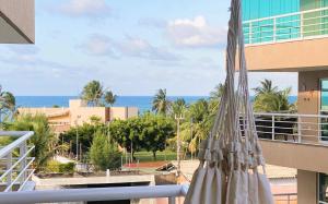 une vue sur l'océan depuis le balcon d'un immeuble dans l'établissement Beach Place Deluxe Apartment Cumbuco Sea View, à Cumbuco