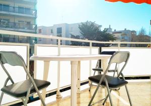 a table and two chairs on a balcony at Apartsalou Haiti in Salou