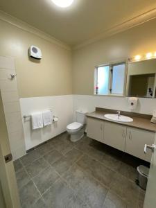 オマラマにあるSierra Motel and Apartmentsのトイレ、洗面台、鏡のあるバスルーム +71枚の写真