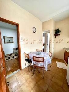 een eetkamer met een tafel en stoelen in een kamer bij Apartamento aconchegante em condomínio encantador. in Lambari