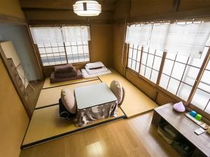 um quarto com um computador portátil sentado no chão em Guest House Irodori Kamakura em Kamakura