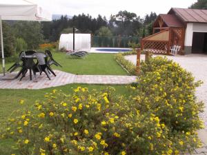 Vonkajšia záhrada v ubytovaní Hotel Lesní dům