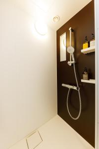大阪市にあるHOPETREE OSAKA GRANDの黒い壁のバスルーム(シャワー付)