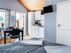 1 dormitorio con 1 cama y cocina con mesa en Holiday home LÖTTORP XII, en Löttorp